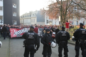 Marsch RWE Fans von Wuppertal Sonnborn zum Stadion