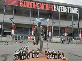 Nach dem Spiel: leere Flaschen Stadion Hafenstraße