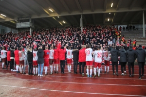 RWE Fans, Spieler feiern Sieg in Dortmund 2019