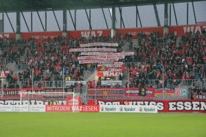 RWE Fans Spruchband gegen Anstoßzeit