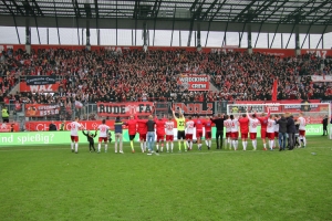 RWE Spieler feiern mit den Fans nach Sieg 02-11-2019