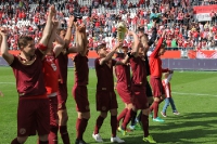 RWE Spieler und Fans nach dem Pokalsieg gegen RWO