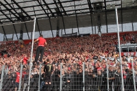 RWE Spieler und Fans nach dem Pokalsieg gegen RWO