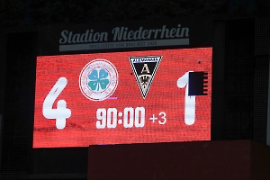 Anzeigentafel Endstand 4:1 Rot-Weiß Oberhausen vs. Alemannia Aachen 18.08.2023