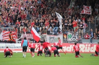 RWO Spieler feiern nach dem Sieg über RWE mit den Fans