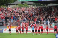 RWO Spieler feiern nach dem Sieg über RWE mit den Fans