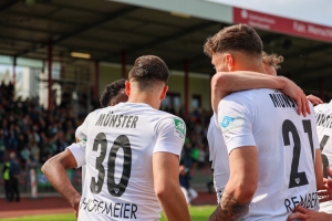 Preußen Münster Spieler bejubeln Tore und Sieg im Aufstiegsrennen 2022 24.04.2022