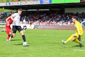 Foul von Justin Heekeren an Nicolai Remberg Rot Weiß Oberhausen vs. Preußen Münster 24.04.2022