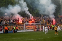 Ultras und Fans von Dynamo Dresden zünden Pyrotechnik beim SV Babelsberg 03