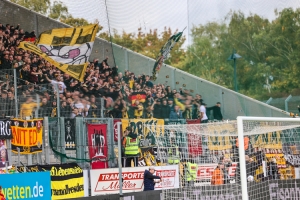 Support Fans von Dynamo Dresden in Essen DDR Fahne 15.10.2022