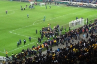 Anhänger von Dynamo Dresden auf dem Rasen von Hannover 96 