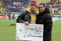 Fußballlegende Ulf Kirsten mit einem 500 Euro-Scheck