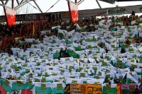grün-weiße Sachsen-Fahnen im Block von Dynamo Dresden beim 1. FC Union Berlin