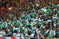 grün-weiße Sachsen-Fahnen im Block von Dynamo Dresden beim 1. FC Union Berlin