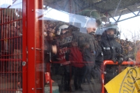 Massive Polizeipräsenz vor dem Dynamo Dresden Block