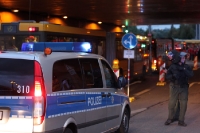 Die Polizei sichert die Partie SG Dynamo Dresden - 1. FC Union Berlin ab, 12. August 2011