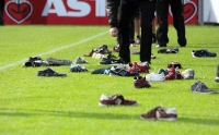Fliegendes Schuhwerk beim Spiel SV Babelsberg 03 vs. FC St. Pauli