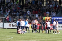 Mannschaft und Fans des SV Babelsberg 03 feiern den Klassenerhalt