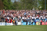 Mannschaft und Fans des SV Babelsberg 03 feiern den Klassenerhalt