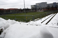 geräumter Schnee im Zoschke-Stadion in Berlin Lichtenberg