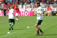 Spieler des SV Werder Bremen machen sich warm ...