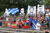 Fans der TSG Neustrelitz feiern ihre Spieler