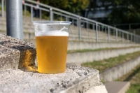 ein kühles Blondes (Bier) in einem Fußballstadion