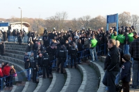 Polizei am harten Kern des Frankfurter Anhangs beim Spiel gegen Babelsberg 03