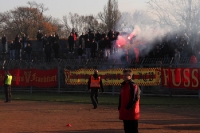 Fans von Vorwärts Frankfurt (Frankfurter FC Viktoria 91) zünden Pyrotechnik beim Pokalspiel