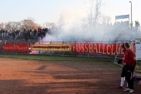 Fans von Vorwärts Frankfurt (Frankfurter FC Viktoria 91) zünden Pyrotechnik beim Pokalspiel