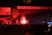 Auf dem Marsch zum Stadion - Kölner Fans mit Bengalfackel