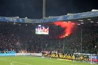 Kölner Fans brennen eine bengalische Fackel ab