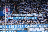 Kämpfen! Spruchbänder der Ultras Bochum beim Heimspiel gegen den KSC