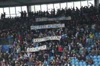 Spruchband der Flüchtlinge im Bochumer Stadion