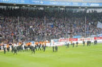 Wütende Bochumer Fans im Innenraum, Ordner,  Polizei