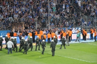 Wütende Bochumer Fans im Innenraum, Ordner,  Polizei