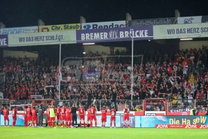 Rot-Weiss Essen Mannschaft nach Niederlage in Osnabrück bei den Fans