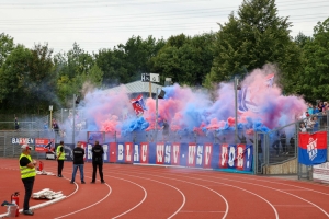Fans des Wuppertaler SV zünden Pyro in Wattenscheid