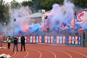 Fans des Wuppertaler SV zünden Pyro in Wattenscheid