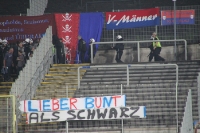 Wuppertaler versuchen Aachener Fahne zu ziehen