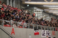 Glückliche Preussen-Fans in der neuen Eishalle am Glockenturm in Berlin
