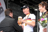 Der deutsche Meister Fabian Wegmann erhält ein Glas Bier