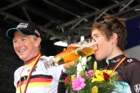 Julian Kern, Dritter beim Straßenrennen, genießt einen Schluck Bier