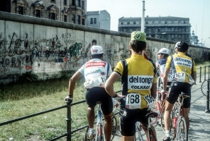 Radsportler an der Berliner Mauer, 1987