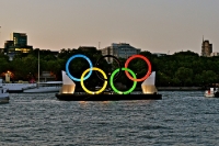 Olympische Ringe auf der Themse, London 2012