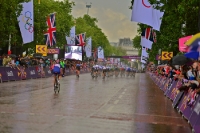 Englisches Wetter: Straßenrennen Frauen, London 2012