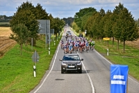 Das Feld naht: Jedermannrennen Rund um Strausberg 2012