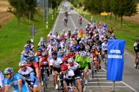 Das Feld zieht vorbei: Jedermannrennen Rund um Strausberg 2012