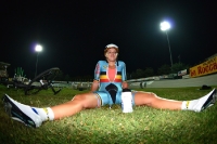 erschöpfte Radsportlerin auf dem Rasen des Stadio Comunale di Fiorenzuola
