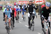 Das Feld rollt an, Zieleinlauf Jedermannrennen Storck Bicycle MOL Cup 2012